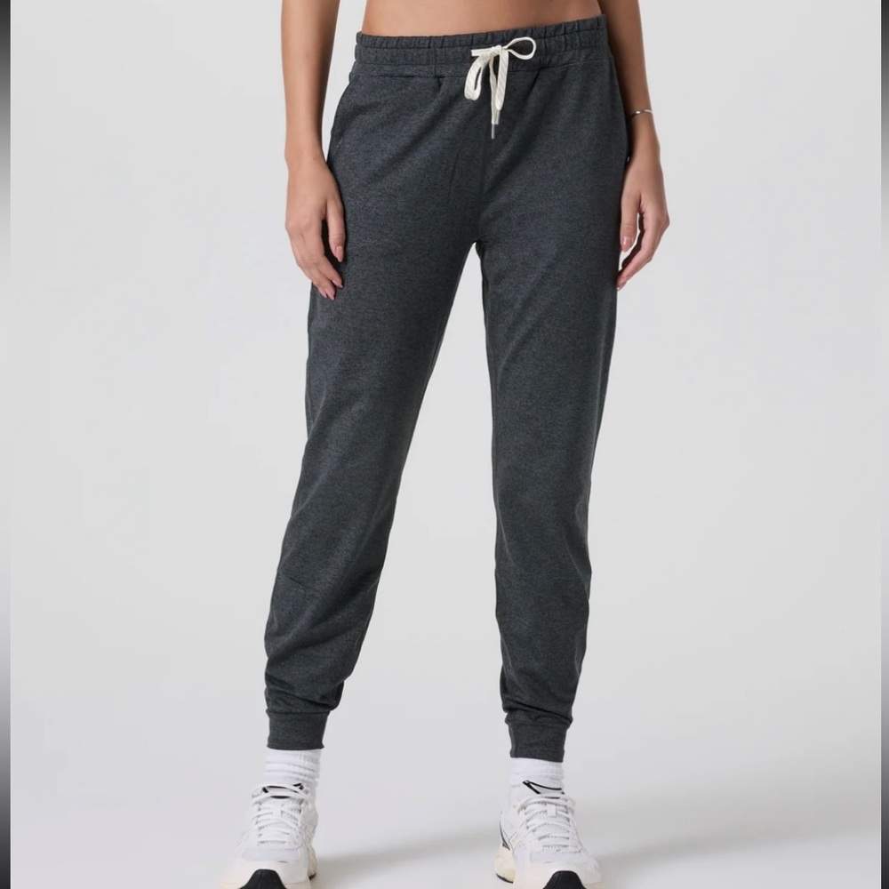 Vuori Performance Jogger in Charcoal Heather